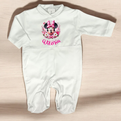 Macacão branco de bebé com estampa da Minnie Mouse e nome Vitória