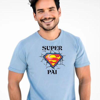 Camiseta azul clara com estampa do símbolo do Super-Homem e texto 'SUPER PAI'
