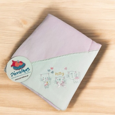 Fralda de bebé lilás e branca com desenhos de gatos e etiqueta Pirralhos