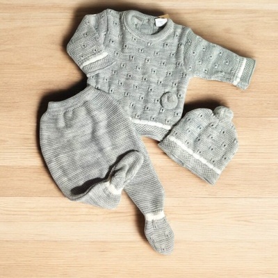 Conjunto de roupa de bebé em malha cinza claro com camisola, calças e gorro com pompom