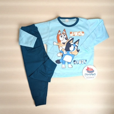 Pijama infantil azul com estampa dos cães Bingo e Bluey e etiqueta Pirralhos