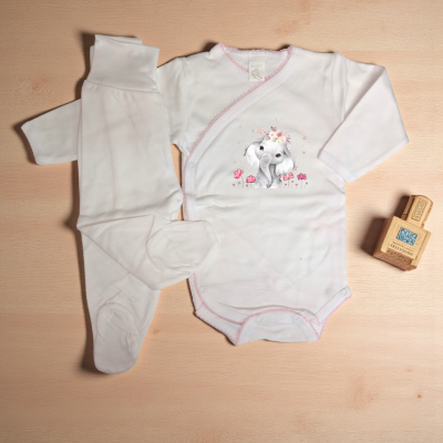Conjunto de roupa de bebé branca com elefante e flores cor-de-rosa