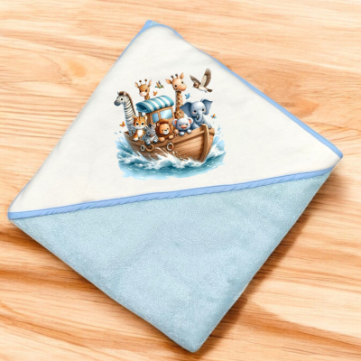 Toalha de bebé azul e branca com desenho de barco e animais
