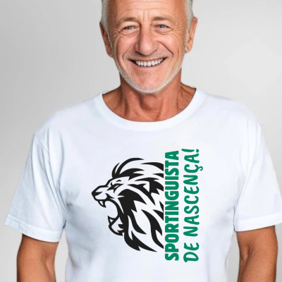 Homem a sorrir a usar uma camiseta branca com estampa de leão preto e texto verde