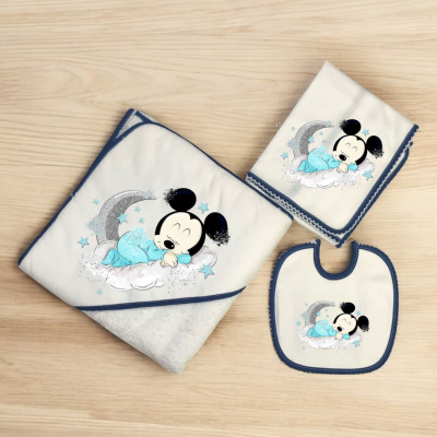 Conjunto de toalha, fralda e babete de bebé com desenho do Mickey Mouse a dormir numa nuvem.