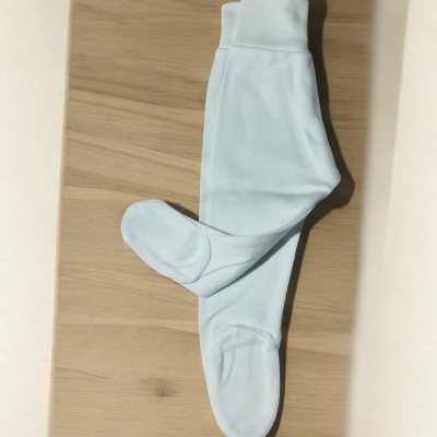 Meia-calça branca sobre madeira clara