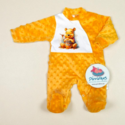 Macacão de bebé amarelo com estampa de Ursinho Pooh e etiqueta Pirralhos