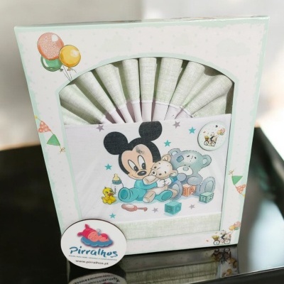 Conjunto de fraldas para bebé com estampa de personagens estilo Mickey Mouse e embalagem branca com balões coloridos