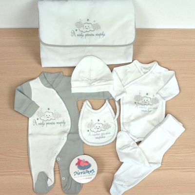 Conjunto para bebé em cinza e branco com elefante e texto, sobre mesa de madeira clara