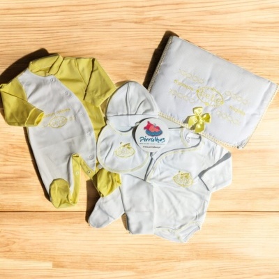 Conjunto de roupa de bebé branco e amarelo com macacão, body, babete e cobertor bordados