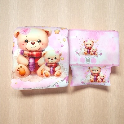 Produtos têxteis com padrão de ursos de peluche cor-de-rosa e cachecóis em fundo rosa claro