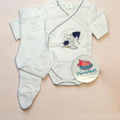 Conjunto de roupa de bebé branca com body e calças com pezinhos e bordado de rato