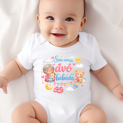 Body de bebé branco com estampado colorido e texto em português