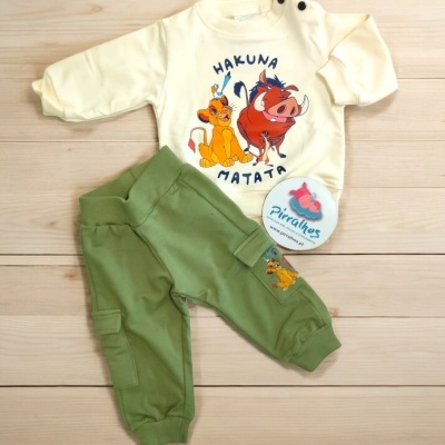 Conjunto infantil creme e verde com personagens do Rei Leão e texto