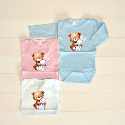 Bodies de bebé azul, rosa e branco com estampas de urso e coelho