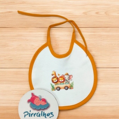 Babete branco com bordas laranja e ilustração de animais num carrinho