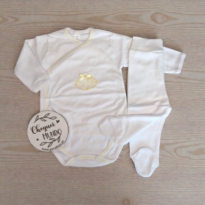 Conjunto roupa bebé branco 3 meses com bordado amarelo e etiqueta CHEGUEI MUNDO