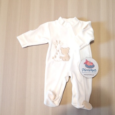 Macacão bebé branco com bordado de girafa e urso e etiqueta da marca Pirralhos