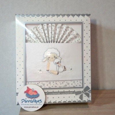Conjunto de roupas para bebé com bordado de ovelha e pato em embalagem decorada com pontos cinzentos.