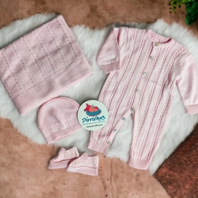 Conjunto de bebé cor de rosa em malha com macacão, gorro, meias e manta com etiqueta 'Pirralhos'