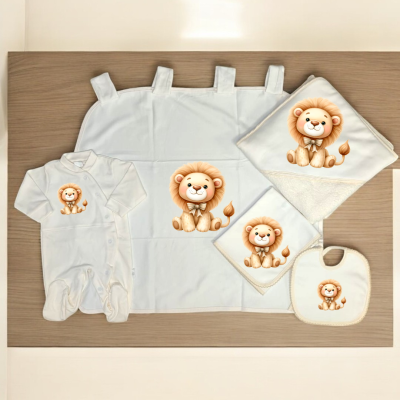 Conjunto branco para bebé com estampado de leão em tons castanhos e bege
