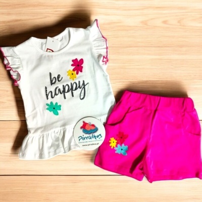 Conjunto infantil branco e rosa com estampas de flores e texto 'be happy'