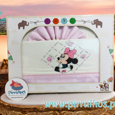 Fraldinha de bebé branca e rosa com bordado da Minnie Mouse, em caixa de embalagem com janela transparente