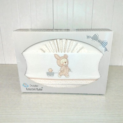 Conjunto roupa de bebé com bordado menino em fato de coelho e carrinho com pato