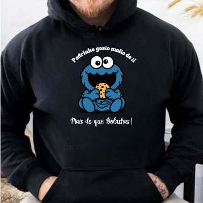 Casaco preto com estampa de personagem azul e texto em português