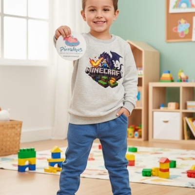 Menino com sweatshirt Minecraft e calças azuis em quarto infantil com brinquedos