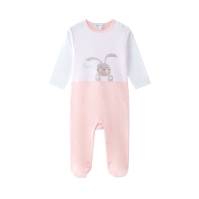 Pijama de bebé branco e rosa com desenho de coelho e texto