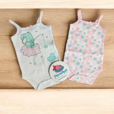 Dois bodies de alças para bebé, um com elefante e estrelas e outro com bolinhas coloridas