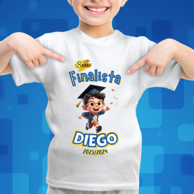 Camisola branca de finalista com desenho e texto colorido usada por criança