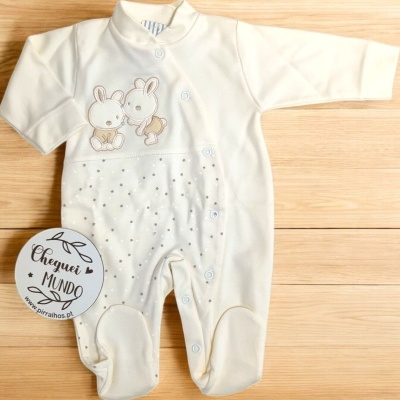 Macacão creme para bebé com coelhinhos bordados e padrão de pontos cinzentos