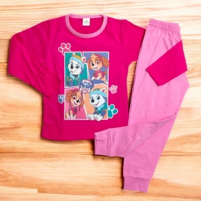 Conjunto de pijama infantil rosa com estampado de personagens animados