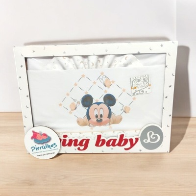 Caixa branca de roupa de bebé com desenho do Mickey Mouse e decoração de estrelas douradas