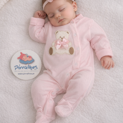 Bebé a dormir com pijama cor-de-rosa com ursinho bordado