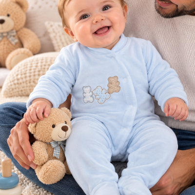Macacão de bebé azul claro com ursinhos bordados e ursinho de peluche