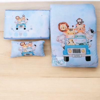 Conjunto de têxteis para bebé com animais e carro azul em fundo azul