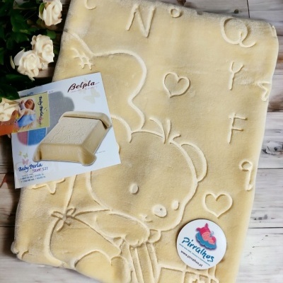 Manta de bebé amarela com padrão em relevo de ursinho, letras e corações