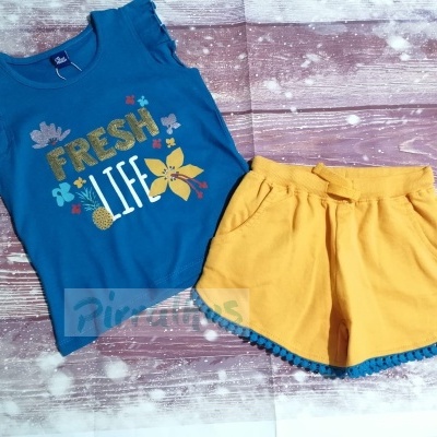 Conjunto infantil t-shirt azul e calções amarelos com pompons