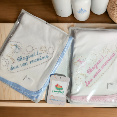 Toalhas de bebé azul e rosa embaladas com bordados e rendas