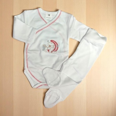 Conjunto de roupa de bebé branco com body de ursinho e calças com pé