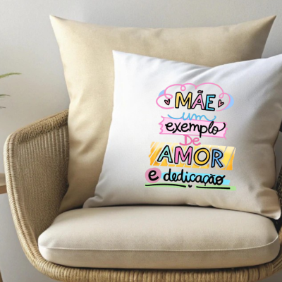 Almofada branca com texto colorido numa cadeira de vime