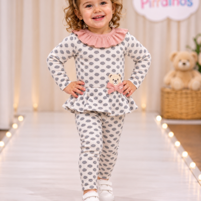 Menina com conjunto de roupa infantil bolinhas cinza e gola rosa com ursinho e ténis brancos