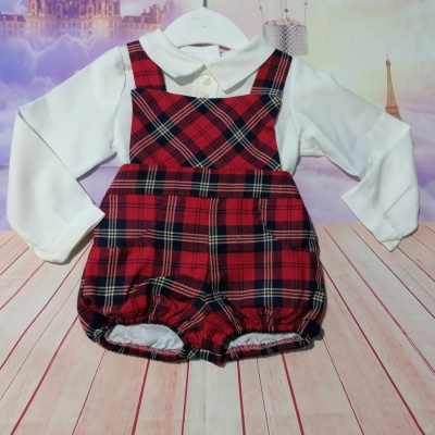 Conjunto infantil com camisa branca e jardineira vermelha xadrez