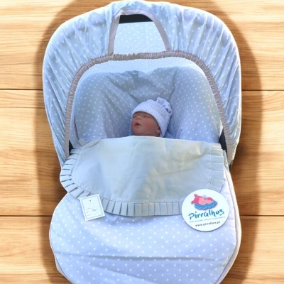 Cadeira para bebé azul claro com estrelas brancas e boneco vestindo gorro