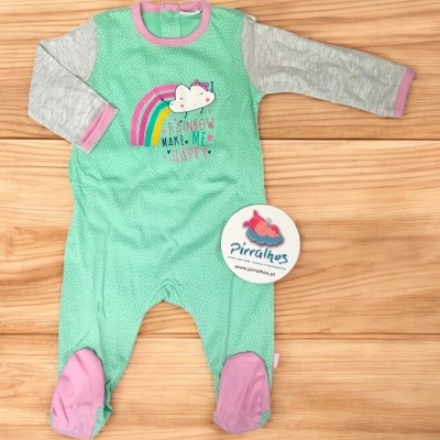 Pijama de bebé verde com manga cinza e detalhes rosas, com arco-íris e texto, sobre superfície de madeira