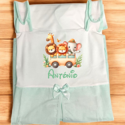 Macacão de bebé verde água e branco com pintura de animais e nome António