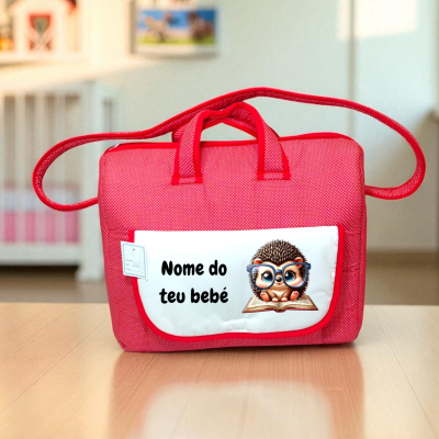 Mochila vermelha com bolso branco e desenho de ouriço com óculos e livro